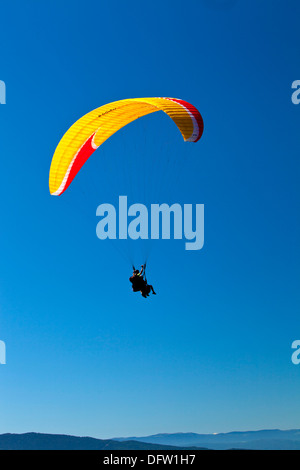 Tandem Hanglider fliegen über die Alpen Stockfoto