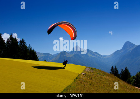 Einsame Hängegleiter Piloten vorbereiten ausziehen aus einer alpinen Berggipfel Stockfoto