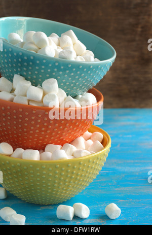 Weiße Mini Marshmallow in Schalen Stockfoto