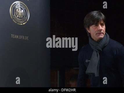 Düsseldorf, Deutschland. 9. Oktober 2013. Deutschlands Trainer Joachim Loew kommt bei einem eine Pressekonferenz durch den deutschen Fußball-Nationalmannschaft in Düsseldorf, Deutschland, 9. Oktober 2013. Foto: FEDERICO GAMBARINI/Dpa/Alamy Live News Stockfoto