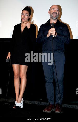 Tokio, Japan. 9. Oktober 2013. (L, R) Die Schauspielerin Blanca Suarez und der Schauspieler Javier Camara Besetzung des Films "Los Amantes Pasajeros" geschrieben und unter der Regie von Pedro Almodovar, das Publikum bei der Eröffnungsfeier des Latin Beat Film Festival 2013 in Tokio, 9. Oktober 2013 begrüßen. Die 10. Latin Beat Film Festival 2013 läuft vom 9 Oktober bis November 10 in verschiedenen Kinos Tokyo, Kyoto, Yokohama und Osaka. Bildnachweis: Rodrigo Reyes Marin/AFLO/Alamy Live-Nachrichten Stockfoto