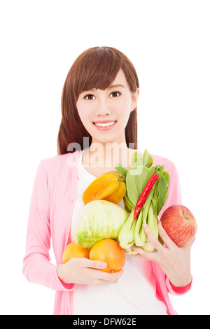 lächelnde junge Frau mit Obst und Gemüse Stockfoto