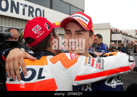 Marc Marquez gratuliert Jorge Lorenzo für seinen Sieg in Runde 12 Hertz FIm MotoGP in Silverstone Stockfoto