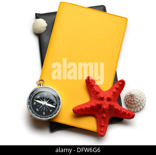 Kompass, Seastar und Muscheln am notebook Stockfoto