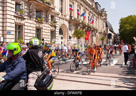 Tours, Frankreich. 2. Juli 2013. Fahrer am Start der Etappe 13 von der Tour de France 2013 in Tours, Frankreich, am Freitag, den 12. Juli. Stockfoto