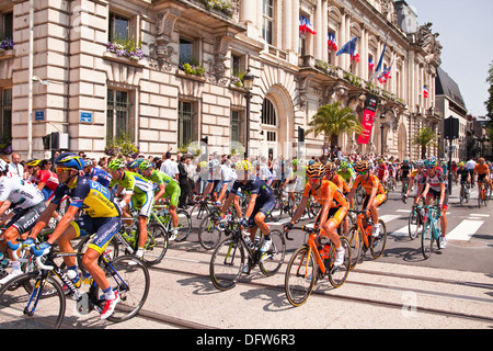 Tours, Frankreich. 2. Juli 2013. Fahrer am Start der Etappe 13 von der Tour de France 2013 in Tours, Frankreich, am Freitag, den 12. Juli. Stockfoto