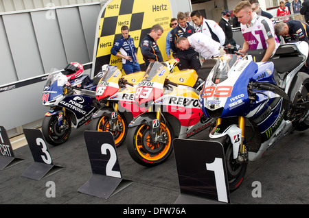 Die siegreichen MotoGP-Maschinen von #99 Jorge Lorenzo #93 Marc Marquez und #26 Dani Pedrosa Stockfoto