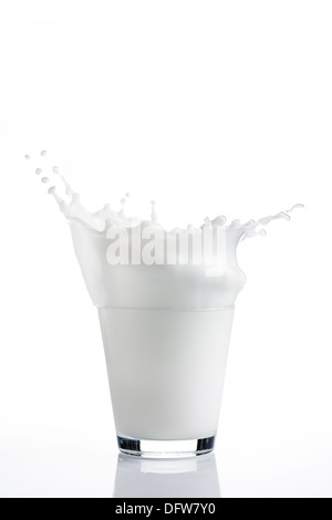 Spritzen der Milch isoliert auf weiss Stockfoto