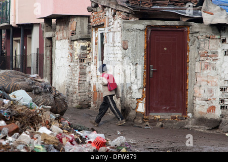 Junge mit einer Plastiktüte zu Fuß zwischen den zerstörten Gebäuden und Müllberge im Ghetto Zigeuner "Unterdrückt", Sofia, Bulgarien Stockfoto