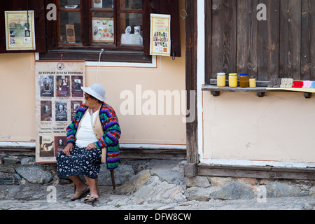 Frau verkauft Souvenirs und Honig in Koprivshtitsa, Zentralbulgarien Stockfoto