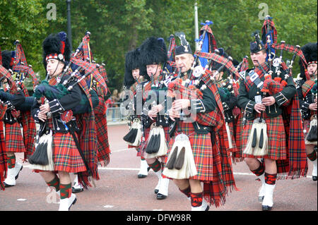 London, UK. 9. Oktober 2013. Commonwealth Games Baton Relay 2014 Sir Chris Hoy trägt Queen Elizabeth Taktstock zum Buckingham Palace London 10.09.2013 Credit: JOHNNY ARMSTEAD/Alamy Live News Stockfoto