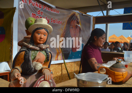 Peruanische Schauspielerin Magaly Solier arbeiten auf ihrem Chicharon Garküche während das Mistura Food Festival in Lima, Peru Stockfoto