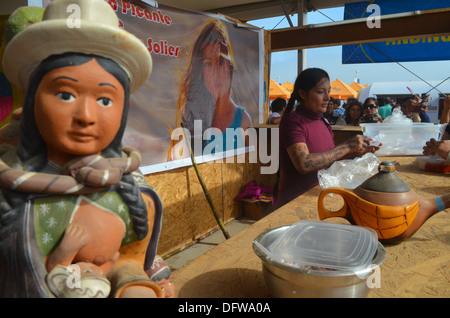 Peruanische Schauspielerin Magaly Solier arbeiten auf ihrem Chicharon Garküche während das Mistura Food Festival in Lima, Peru Stockfoto