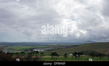 Die Aussicht von Durbanville Hills Wein-Bauernhof. In der Ferne liegt einen Steinbruch. Stockfoto