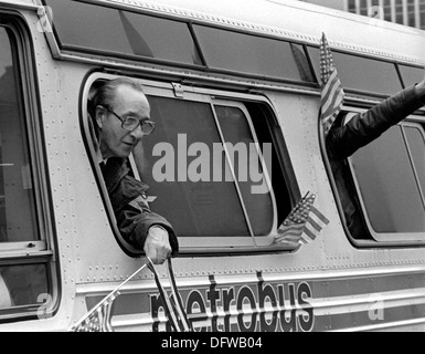 Eine ehemalige amerikanische Geisel von Iran Wellen von einer Busse während einer Willkommen Zuhause Parade entlang der Pennsylvania Avenue 27. Januar 1981 in Washington, DC. Zweiundfünfzig Amerikaner wurden als Geisel für 444 Tage, nachdem eine Gruppe von iranischen Studenten, die Unterstützung der iranischen Revolution der US-Botschaft in Teheran übernahm. Stockfoto