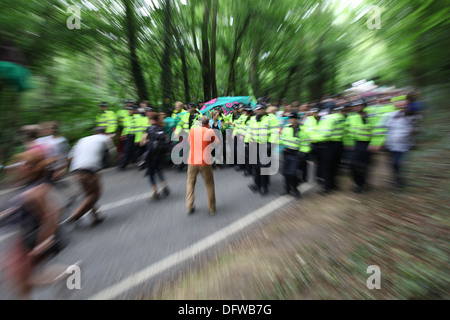 Balcombe, Vereinigtes Königreich - 18. August 2013: Menschen versammeln, um protest gegen das Energieunternehmen Cuadrilla in Balcombe, Großbritannien. Stockfoto