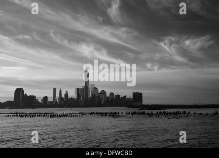 World Trade Center betrachtet von Hoboken, NJ Moody horizontales & schwarz-weiß Bild von den neuen Turm des WTC.  Hudson River im Vordergrund Stockfoto