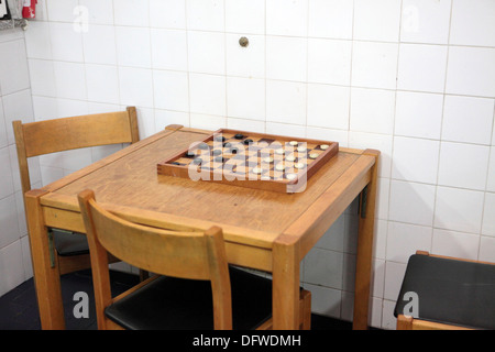 traditionelle Entwürfe Brettspiel Setup Tabelle in bar Madeira Stockfoto