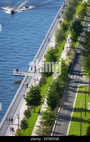 Auf dem rechten Ufer des Allier-Sees, der angelegten Promenade für Fußgänger, bekannt als "The Planken von Vichy" (Vichy - Frankreich). Stockfoto