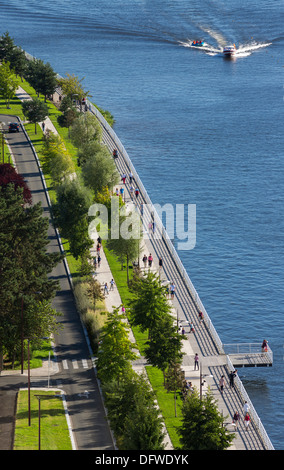 Auf dem rechten Ufer des Allier-Sees, der angelegten Promenade für Fußgänger, bekannt als "The Planken von Vichy" (Vichy - Frankreich). Stockfoto