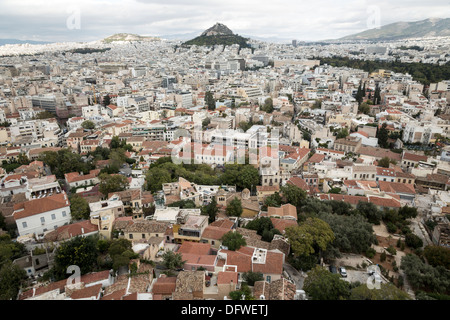 Ein Blick auf die Stadt Athen als es hat von der Akropolis-Hügel gesehen. In der Tiefe des Bildes sehen wir und Lycabettus-Hügel. Stockfoto