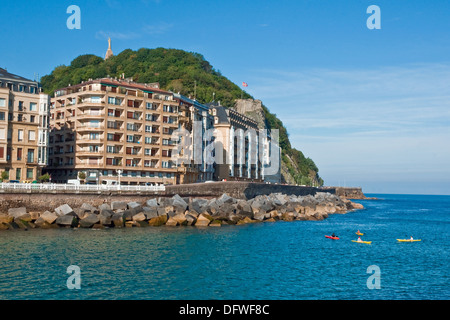 Kajakfahren in der Mündung des Flusses Urumea, San Sebastian, Spanien Stockfoto