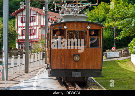 Der Petit train De La Rhune läuft Zahnradbahn in Frankreich an der Grenze zu Spanien auf dem Gipfel des Berges La Rhun Stockfoto