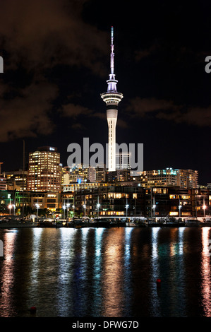 Abendliche Blick auf die Waterfront und den Sky Tower vom Viaduct Harbour, Auckland, Nordinsel, Neuseeland. Stockfoto
