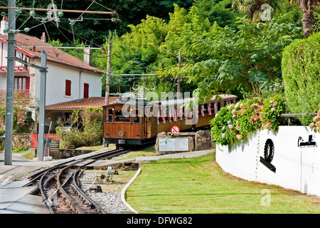 Der Petit train De La Rhune läuft Zahnradbahn in Frankreich an der Grenze zu Spanien auf dem Gipfel des Berges La Rhun Stockfoto