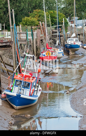 Boote warten auf die Flut in den Schlamm Liegeplätze in Skippool Creek, Fluß Wyre, Lancashire Stockfoto