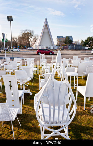 Christchurch, Südinsel, Neuseeland. 185 leeren, weißen Stühlen, in Erinnerung an die Toten, auf dem Gelände der ehemaligen Kirche durch Erdbeben zerstört, 2013 Stockfoto