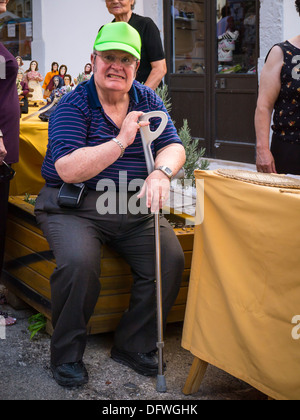 Portugal Algarve Loule Kunsthandwerk Handwerksmarkt lokale indigene alte Behinderten Mann sitzende Krücke handwerklich handwerklichen Markt Stand Display Detail Stockfoto