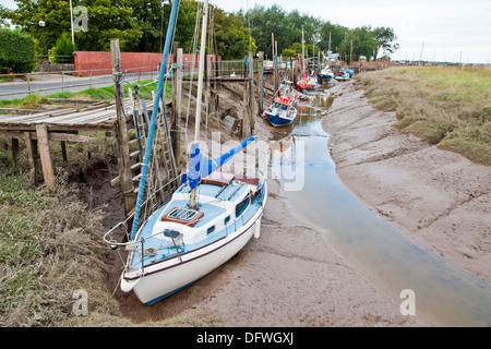 Boote warten auf die Flut in den Schlamm Liegeplätze in Skippool Creek, Fluß Wyre, Lancashire Stockfoto