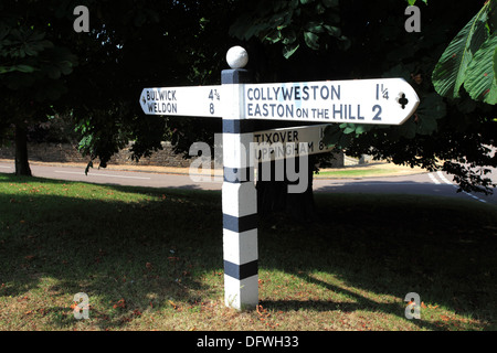 Weiße direktionale Straße Holzschild Duddingston Dorf, Northamptonshire, England; Großbritannien; UK Stockfoto