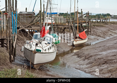 Boote warten auf die Flut in den Schlamm Liegeplätze in Skippool Creek, Fluß Wyre, Lancashire Stockfoto