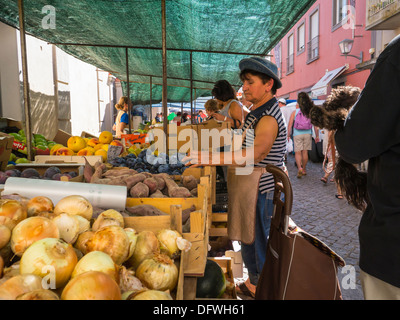 Portugal, Algarve, Loule Markt, Obst & Gemüse Gemüse-Kiosk-Stall, Zwiebeln, Salat, Pflaumen, Pfirsiche, Äpfel Stockfoto