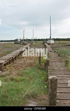 Hölzerne Stege überqueren das Wattenmeer am Skippool Creek auf dem Fluß Wyre, Lancashire Stockfoto