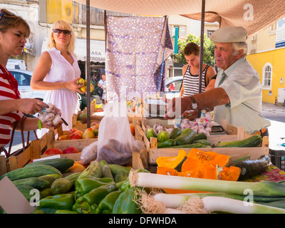 Portugal Algarve Loule markt Obst Gemüse Gemüse stall Lauch Paprika Kürbis Zucchini Knoblauch Birnen Männer Frauen Anbieter Kunden sonnenschein sonnig Stockfoto