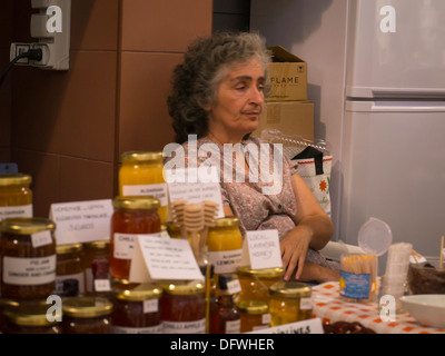 Portugal Algarve Loule Markt gelangweilt auf der Suche Alte grau grau behaarte Dame dösen auf Abschaltdruck zu verkaufen Honig Marmelade Marmeladen spart Sparen Stockfoto