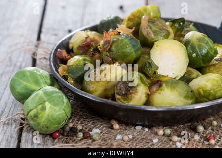 Rosenkohl mit Schinken in einer Pfanne Stockfoto