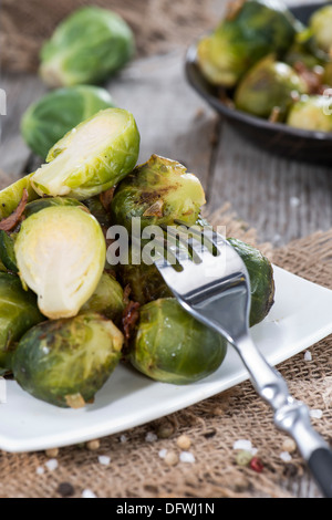 Portion Gebratener Rosenkohl mit Schinken und Zwiebeln Stockfoto