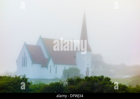 St. John es Anglican Church in dichtem Nebel bei Peggys Cove, Nova Scotia. Stockfoto
