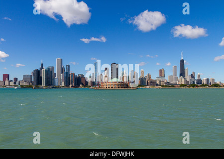 Navy Pier und Chicago Skyline vom Lake Michigan Stockfoto