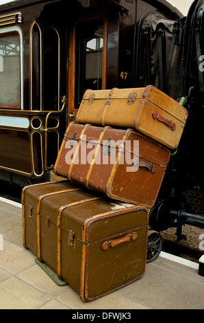 Traditionelle Stämme auf einem Hand-Wagen neben einem vergoldeten LNWR First Class schlafen Bahn Bus reisen. Stockfoto