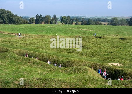 Englische Schulkinder besuchen einen ersten Weltkrieg Gräben am kanadischen Beaumont-Hamel Neufundland Denkmal, Somme, Frankreich Stockfoto