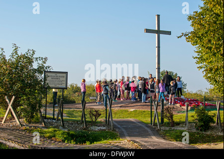 Englische Schulkinder besuchen WWI Lochnagar Grube Krater, erstellt durch den ersten Weltkrieg eine Minenexplosion La Boisselle, Frankreich Stockfoto