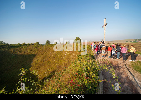 Englische Schulkinder besuchen WWI Lochnagar Grube Krater, erstellt durch den ersten Weltkrieg eine Minenexplosion La Boisselle, Frankreich Stockfoto