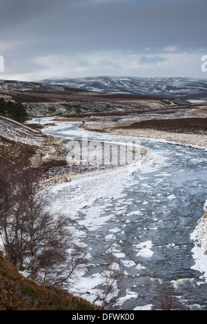 Fluss Gairn & Wildnis in den Cairngorms National Park in Schottland. Stockfoto