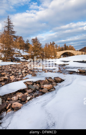 Gairnshiel-Brücke im Winter bei Glen Gairn in Aberdeenshire, Schottland Stockfoto