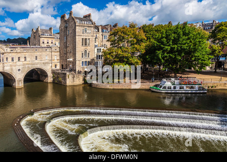 Bestandteil der Palladian Pulteney Brücke und Wehr in die Weltkulturerbe-Stadt Bath in Somerset, Großbritannien. Stockfoto